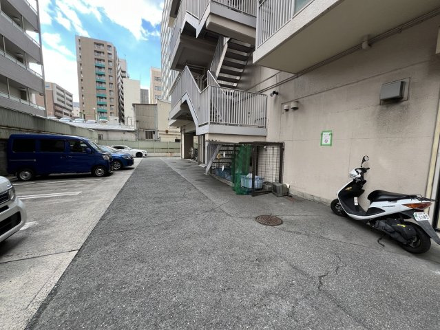 エッグビル第三江坂の駐車場