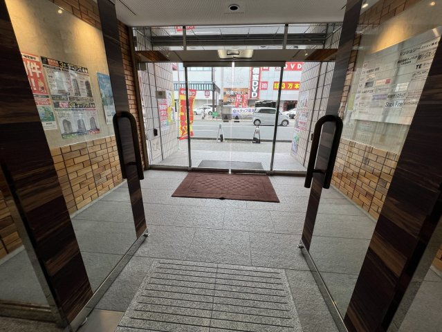 エッグビル第三江坂のエントランス