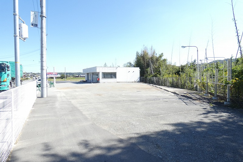 三木市口吉川町桾原の店舗の駐車場