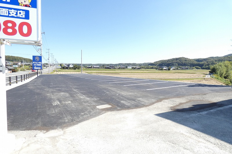 三木市口吉川町桾原の店舗の駐車場