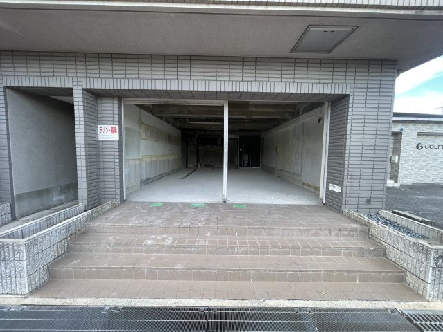吹田市佐井寺南が丘の店舗事務所のエントランス