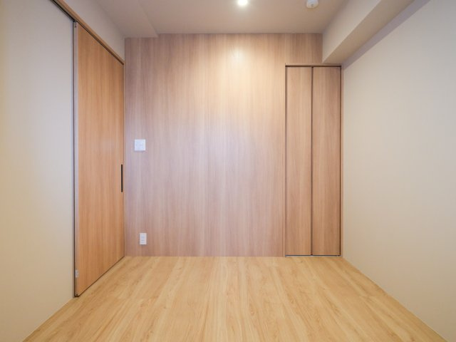 パーク・ホームズ市ヶ谷の洋室|洋室2はリビングから離れた約4.4帖のお部屋です。ワークスペースや書斎、趣味のお部屋としても快適にお使いいただけます。洋室の壁一面にも美しい木目の建具を採用した洗練された居住空間です
