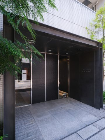 パーク・ホームズ市ヶ谷|上質な居住空間へやさしく誘うエントランスです。奥行のあるエントランスは住まう人々のプライバシーを確保しています