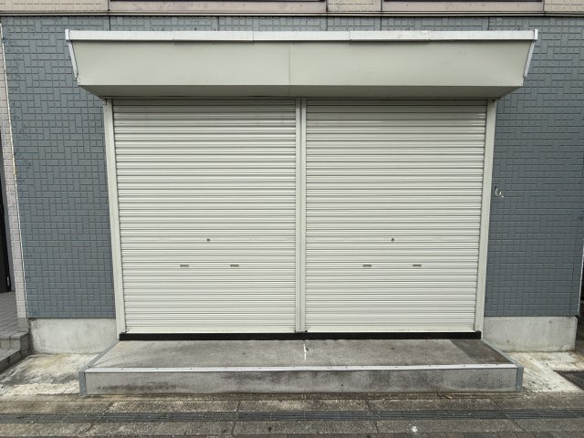 羽曳野市白鳥２丁目の店舗一部のエントランス