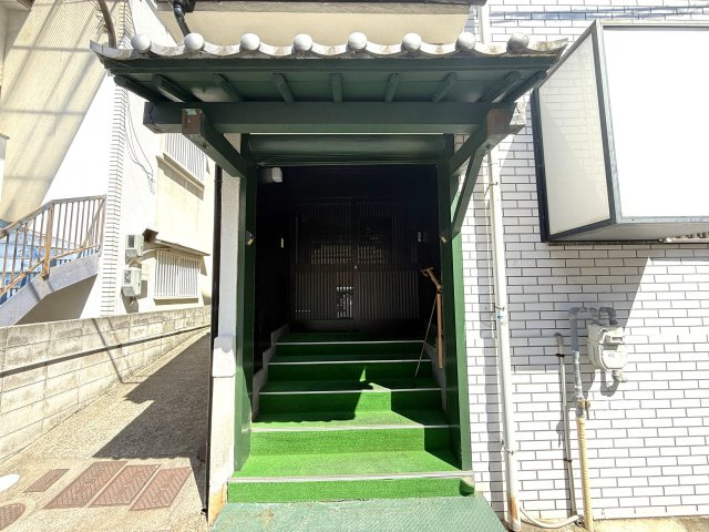 日下ビルの玄関