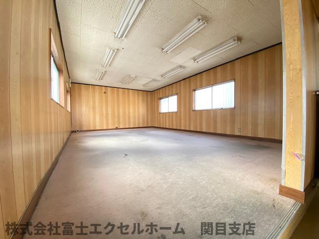中東貸倉庫の内装