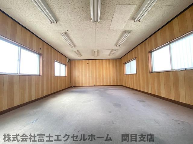 中東貸倉庫の内装