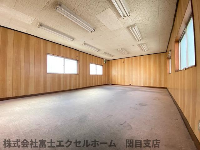 中東貸倉庫の内装