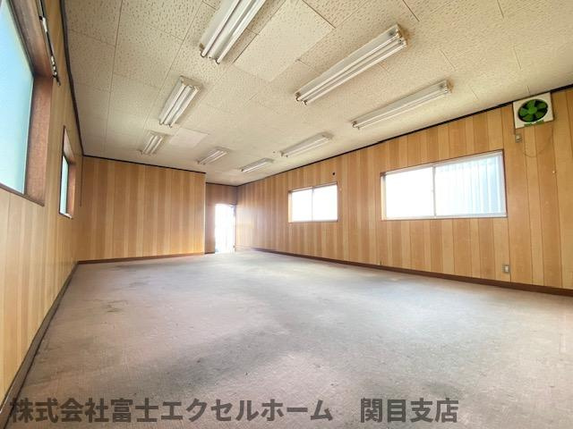 中東貸倉庫の内装