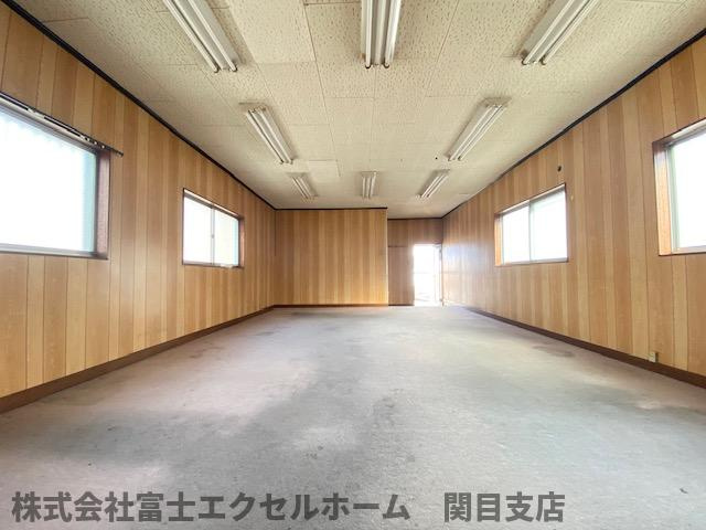 中東貸倉庫の内装