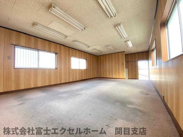 中東貸倉庫の内装