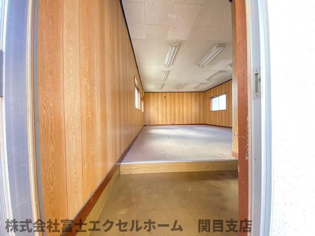 中東貸倉庫の内装