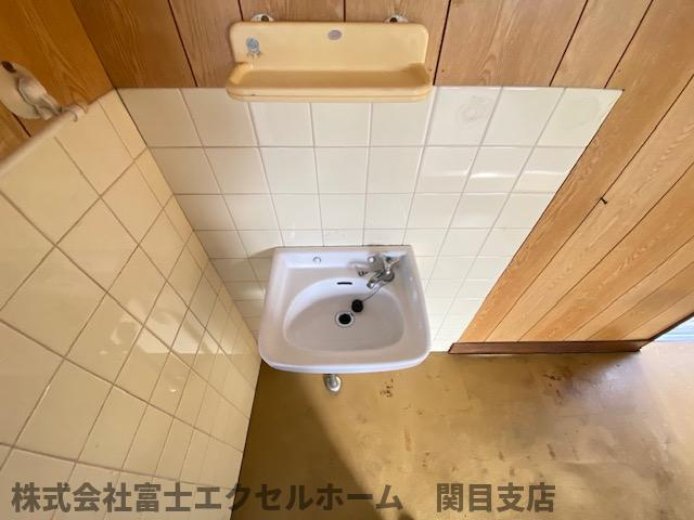 中東貸倉庫の独立洗面台