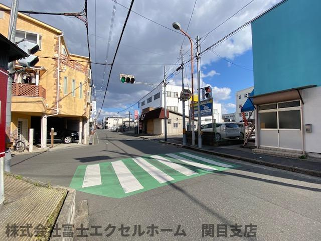 中東貸倉庫の周辺