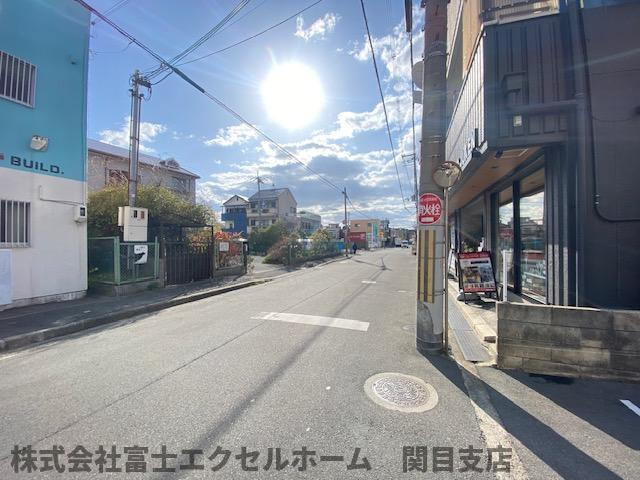 中東貸倉庫の周辺
