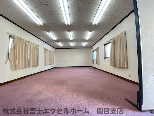中東貸倉庫の内装