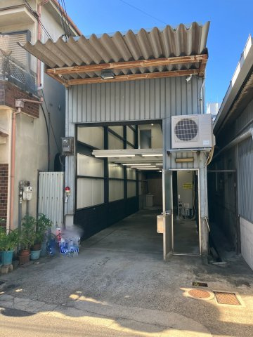 東大阪市新上小阪の倉庫の外観