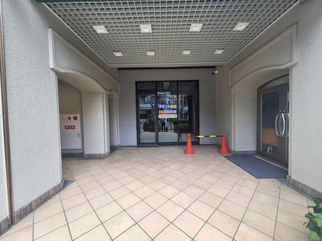 八尾市東本町３丁目の店舗事務所のエントランス