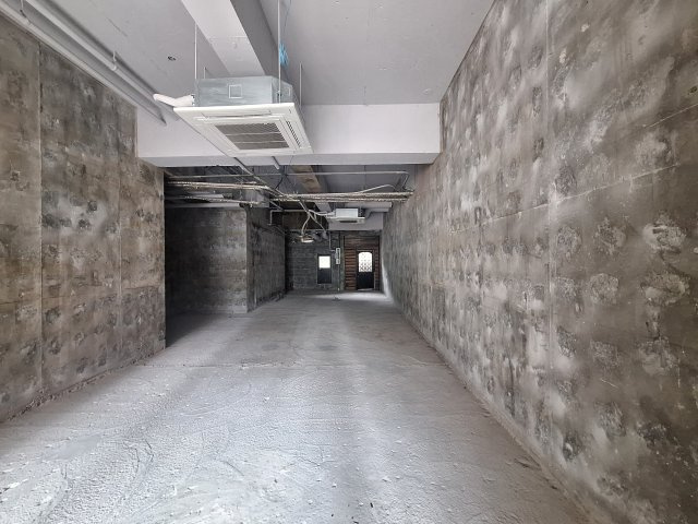 八尾市東本町３丁目の店舗事務所の駐車場|室内