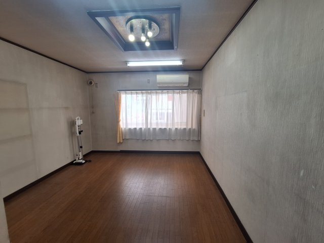 藤井寺市沢田住居付店舗の居間・リビング