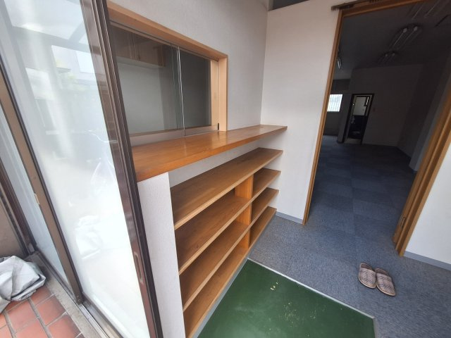 新栄プロパティー島泉の玄関