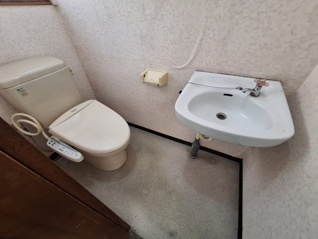 志紀町南住居付倉庫のトイレ
