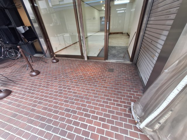 上田ビル1階の玄関