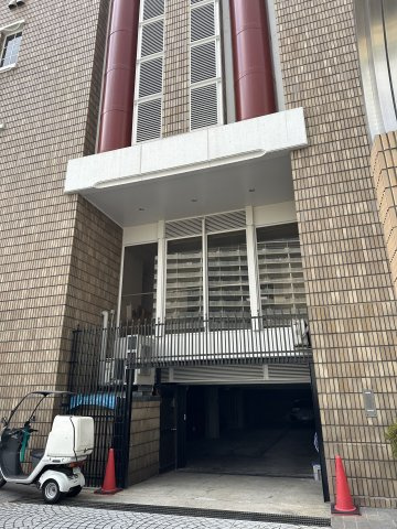 大阪市教育会館東棟のエントランス