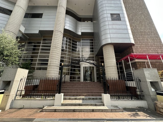 大阪市教育会館東棟のエントランス