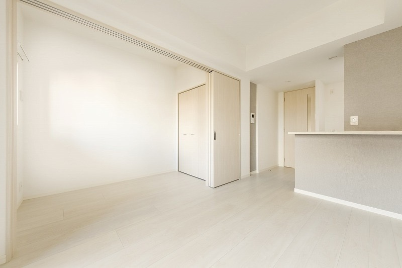 新品家具付きマンション香椎駅前45(KaGood福岡)の居間・リビング|サイト内間取りは反転になります。