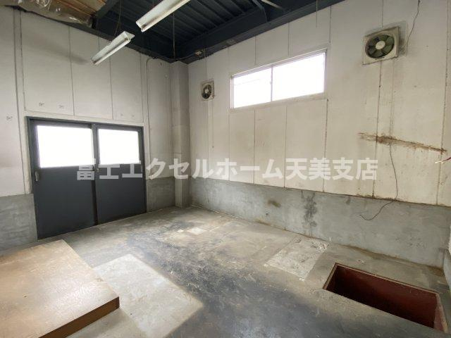 平尾　倉庫付き店舗の内装