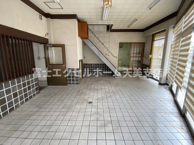 平尾　倉庫付き店舗の内装