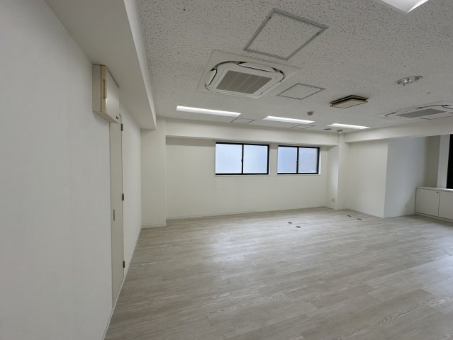 大阪谷町ビルの洋室