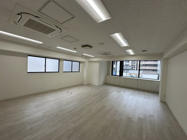 大阪谷町ビルの洋室