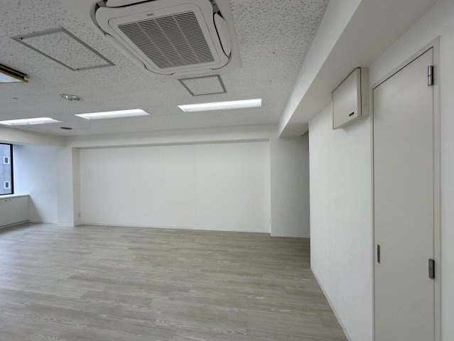 大阪谷町ビルの洋室