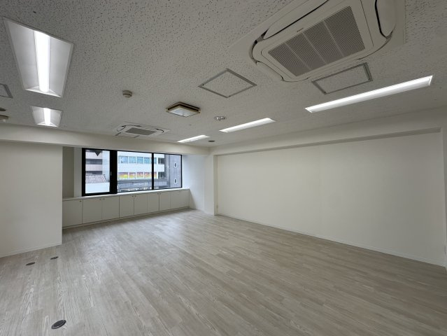 大阪谷町ビルの洋室