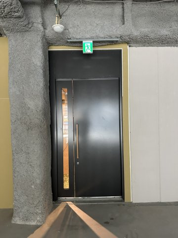 アルティジア城東中央ビルのエントランス