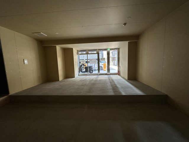 大阪市中央区北久宝寺町１丁目の店舗事務所のエントランス