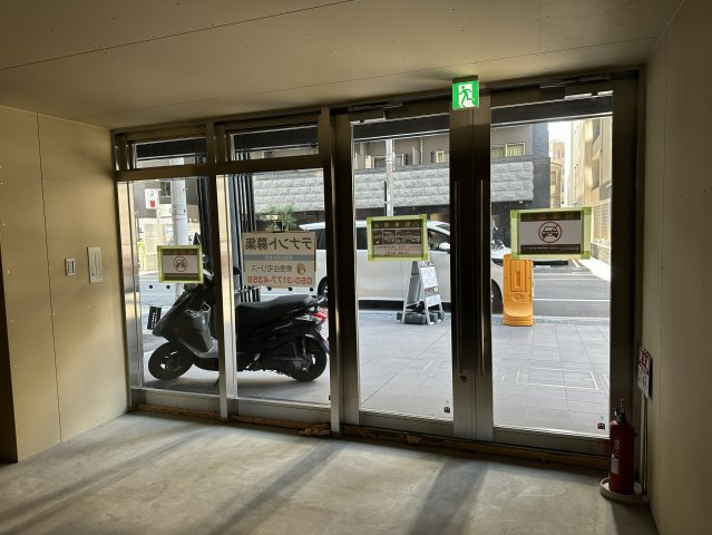 大阪市中央区北久宝寺町１丁目の店舗事務所のエントランス