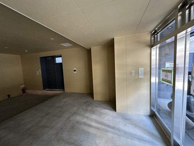 大阪市中央区北久宝寺町１丁目の店舗事務所のエントランス