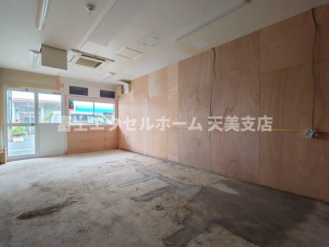 中長尾町那須店舗事務所のロビー