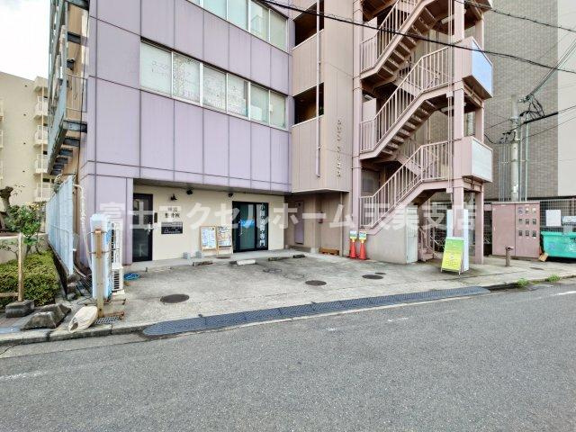 メゾンアリエスの駐車場