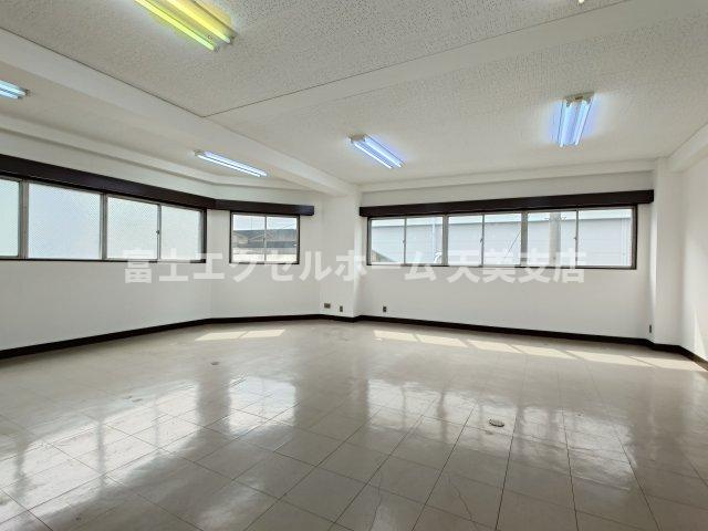 横井ビルのロビー