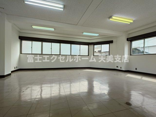 横井ビルのロビー