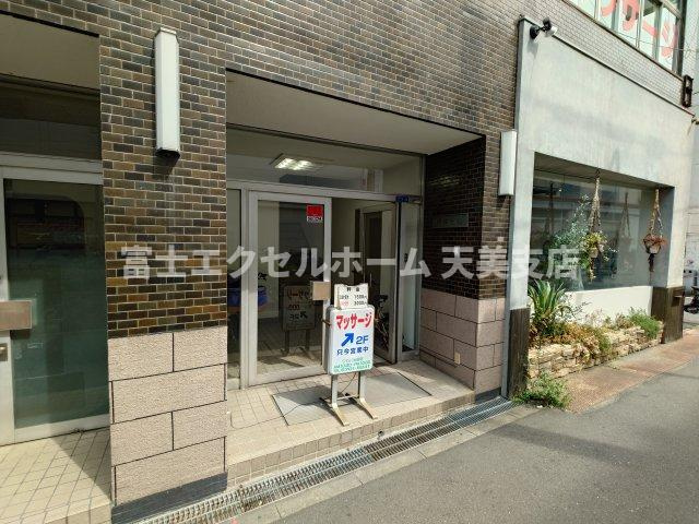 横井ビルのエントランス