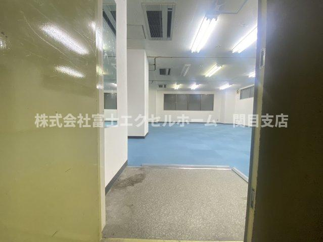 谷四パークヴィラ１階貸事務所の玄関