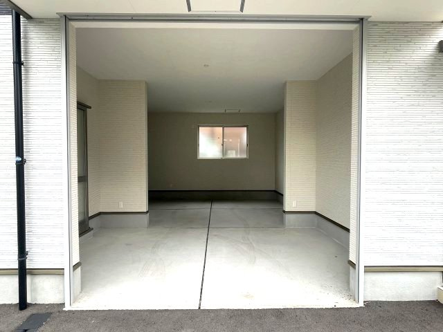 MONO Place 摂津の駐車場|ガレージ内
奥行6.3m 幅4.1m(柱内2.6m)