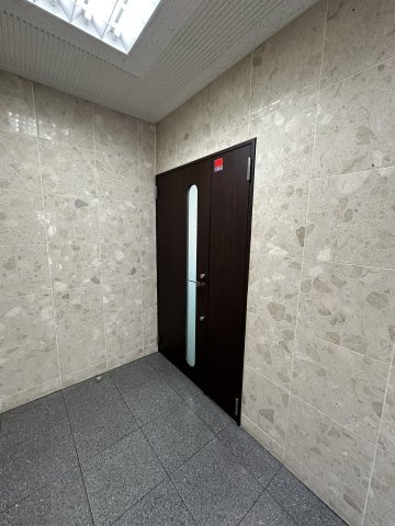 東大阪市長堂１丁目の店舗事務所のエントランス