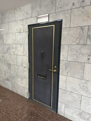 日栄ビル3号館の玄関