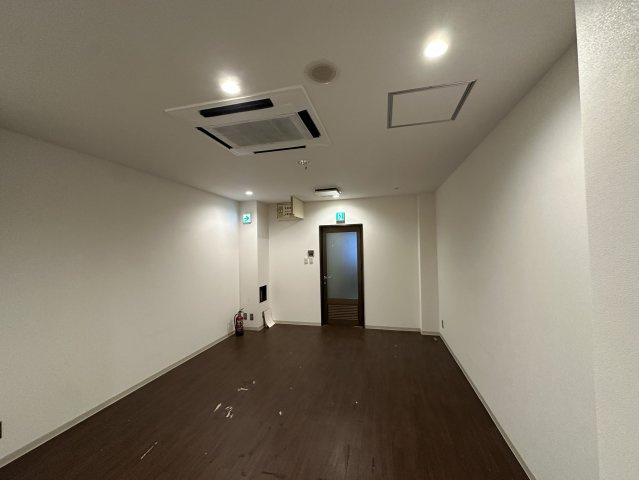 彼谷ビルの洋室